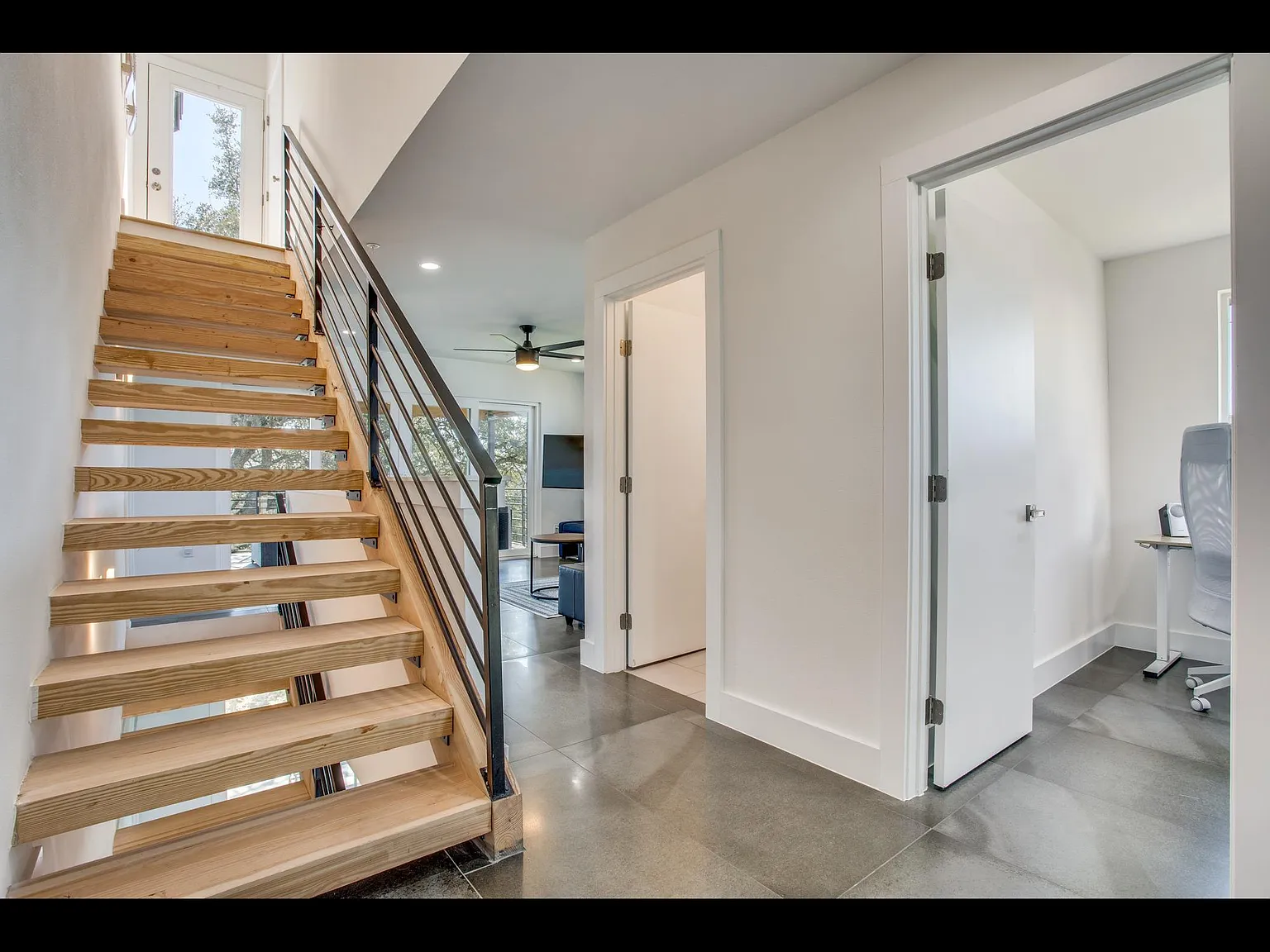 3 bed, 3.5 bath, 2359 sqft, $4,650 — Photo 2