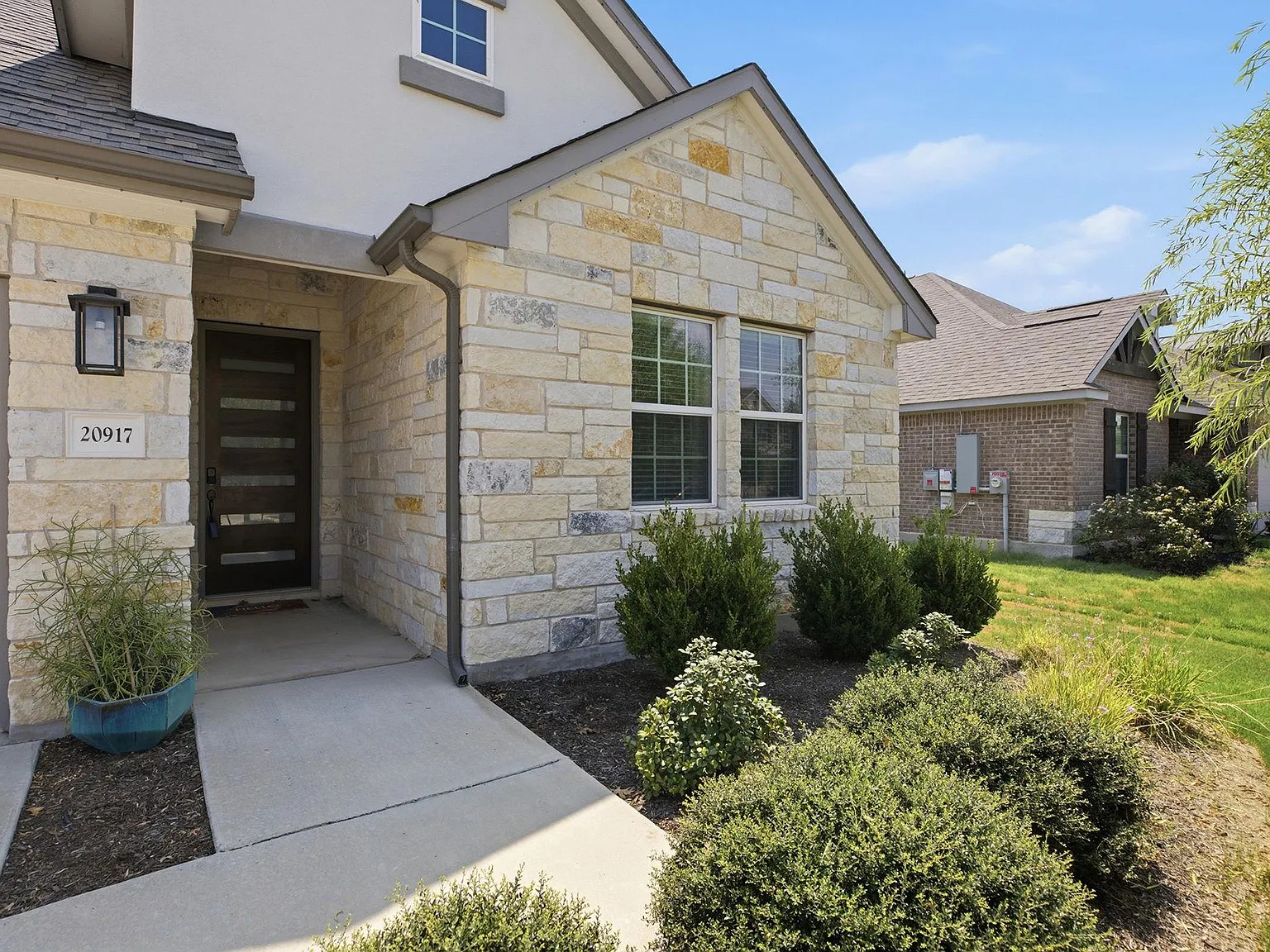 4 bed, 3.0 bath, 2207 sqft, $2,800 — Photo 3