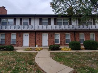 635 Burning Tree Dr #B, Chesterfield, MO 63017