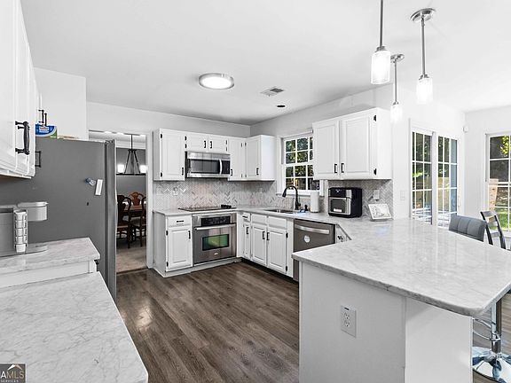3rd image of 1180 Roseberry Ct