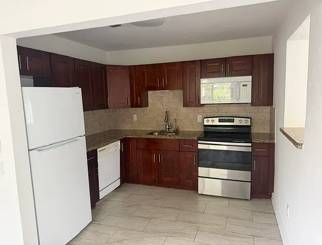 2776 SW 31st Pl — Photo 4