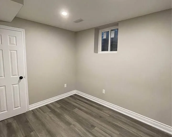 728 Down Cres #BASEMENT — Photo 10