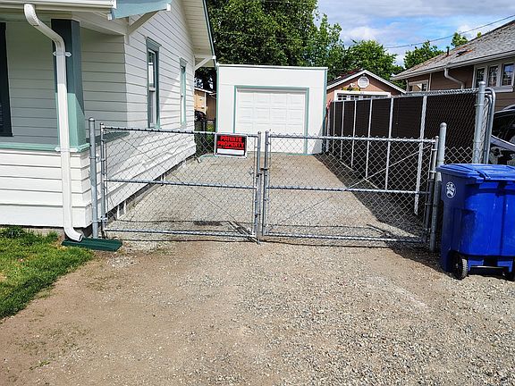 3rd image of 411 2nd St SE