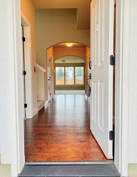 Entry - 8420 54th Ave SE