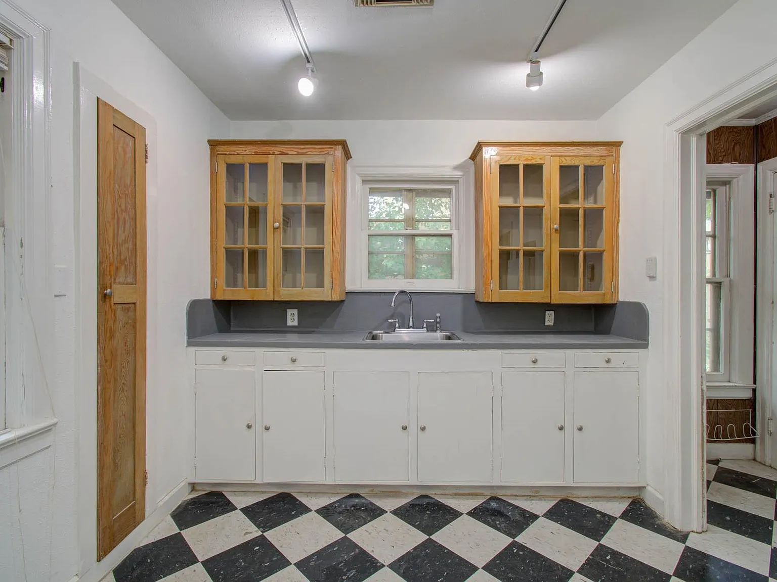 1 bed, 1.0 bath, 1000 sqft, $1,300 — Photo 4