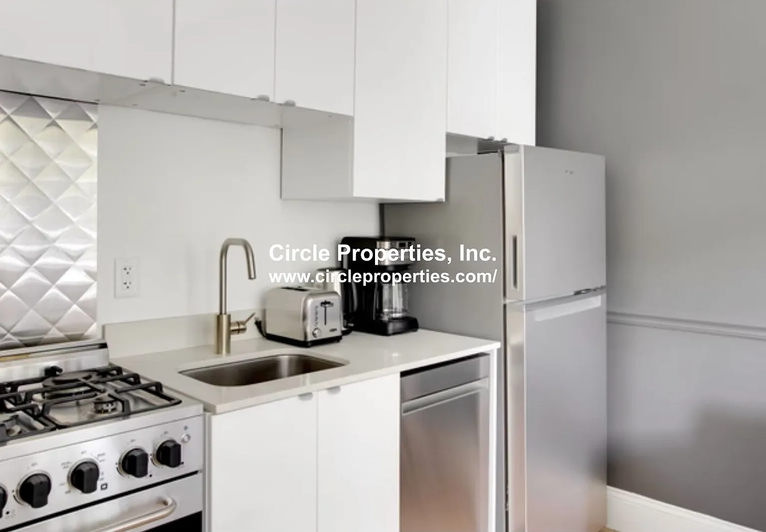 Beautifully updated 2 bed near Huntington Circle and Mission Hill with In-unit laundry! — Photo 1