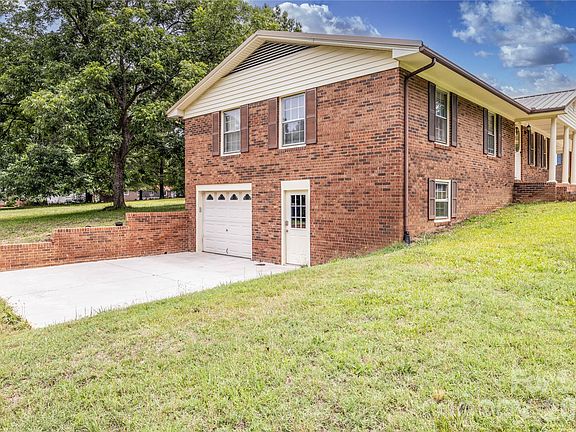 3rd image of 2209 Woodhurst Ln