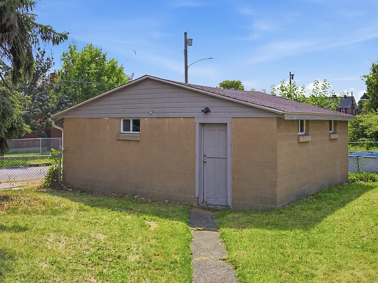 827 Hinnerman St — Photo 22