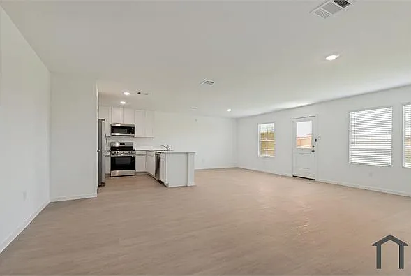 4 bed, 1867 sqft, $3,321 — Photo 4