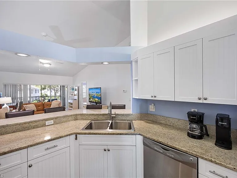 7050 Barrington Cir #202 — Photo 15