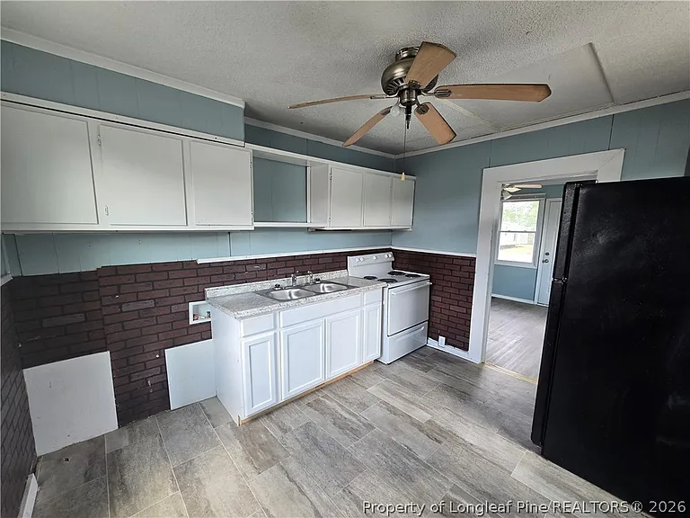 1919 Half Moon Cir — Photo 2