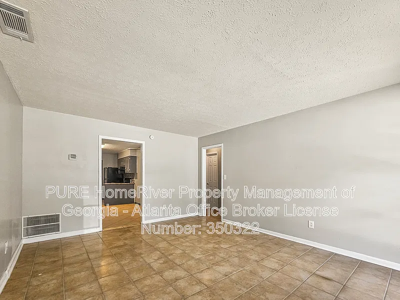2 bed, 2.0 bath, 2090 sqft, $1,300 — Photo 4