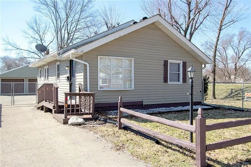 3120 Falcon Dr photo 1