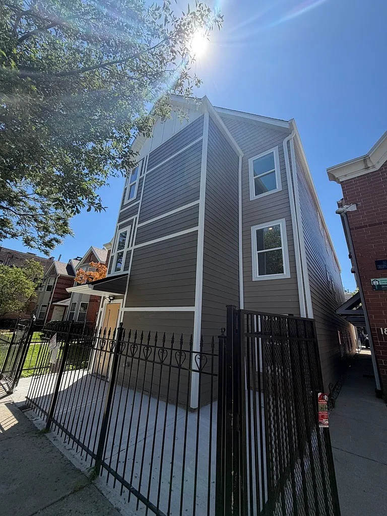 3 bed, 1200 sqft, $2,950 — Photo 1