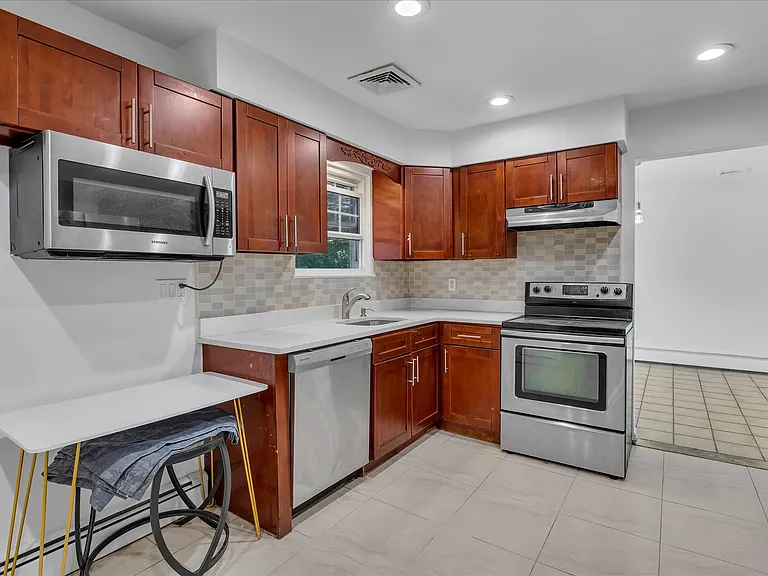 217 Bellerose Ave — Photo 8