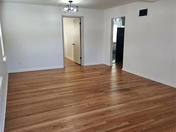 3rd image of 4707 Roxie St