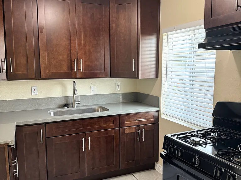 1929 Pine Ave #3 — Photo 1