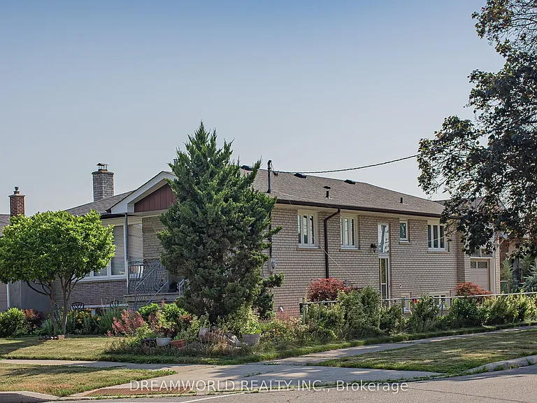 49 Dundee Dr — Photo 1