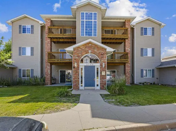 2743 Triple Crown Ln Unit 1, Iowa City, IA 52240