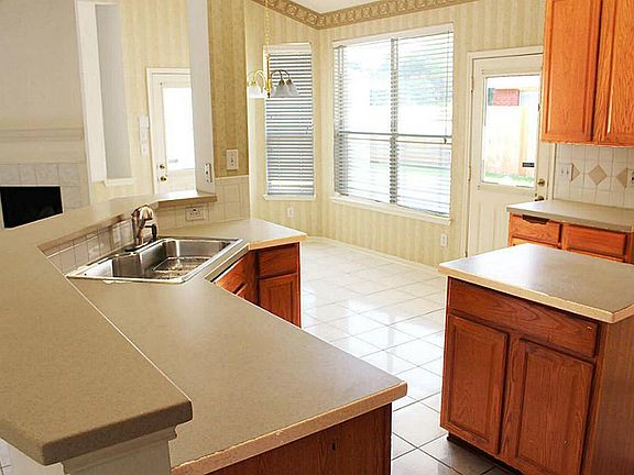 A view of the Kitchen towards the Breakfast Nook- Notice the double access to the back and Porte Cac