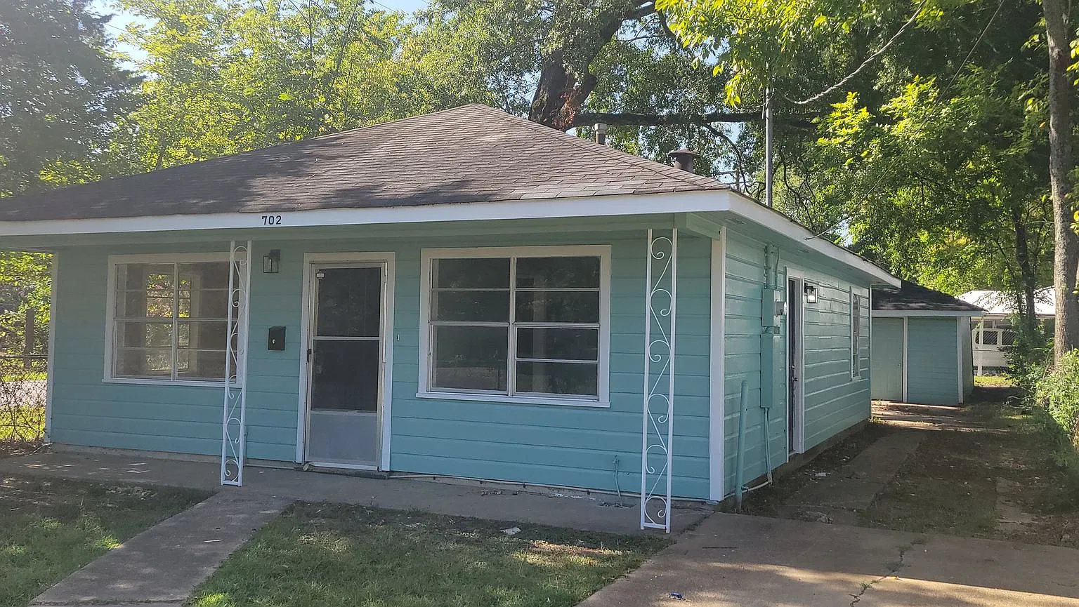 Adorable 3 bedroom/1 bath house with Central Air and Heat! — Photo 2