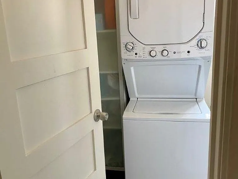 Upstairs 1 bedroom 1 bathroom apartment - Available now — Photo 9