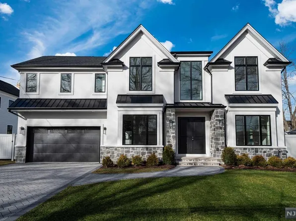 169 Lawrence Dr, Paramus, NJ 07652