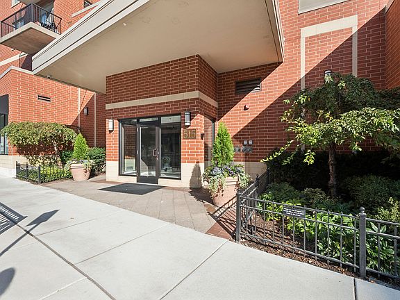 3rd image of 515 Main St APT 609