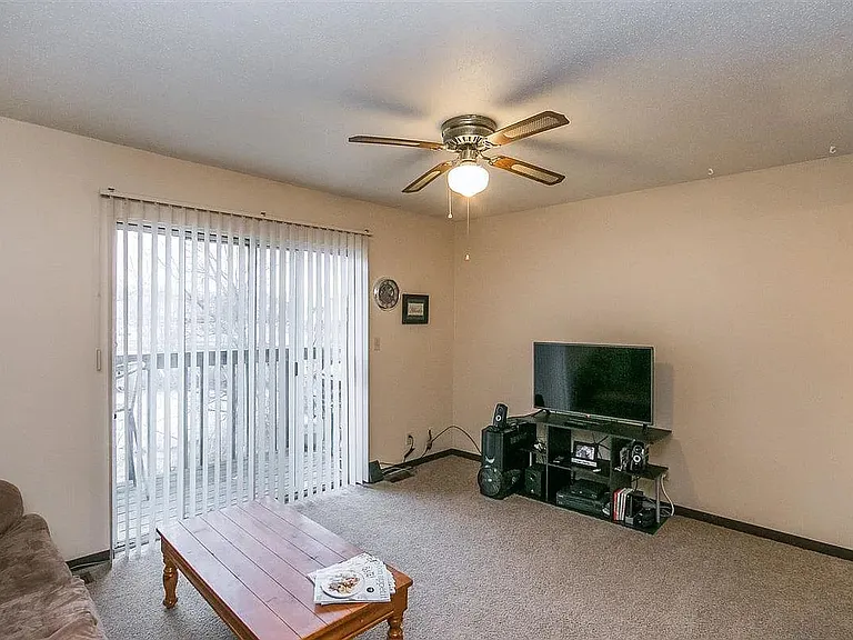 2420 Bittersweet Ct — Photo 3