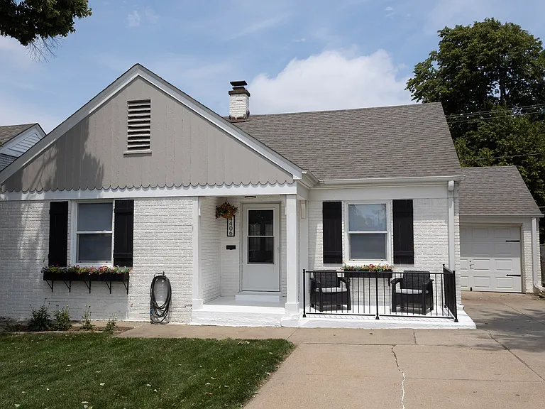 4406 Center St — Photo 2