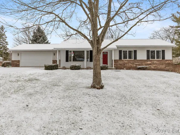 611 S Baldwin St, Greenville, MI 48838