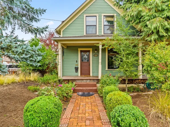 1642 W Main St, Cottage Grove, OR 97424