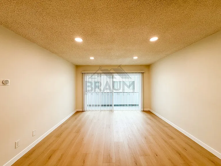 6039 Whitsett Ave — Photo 5