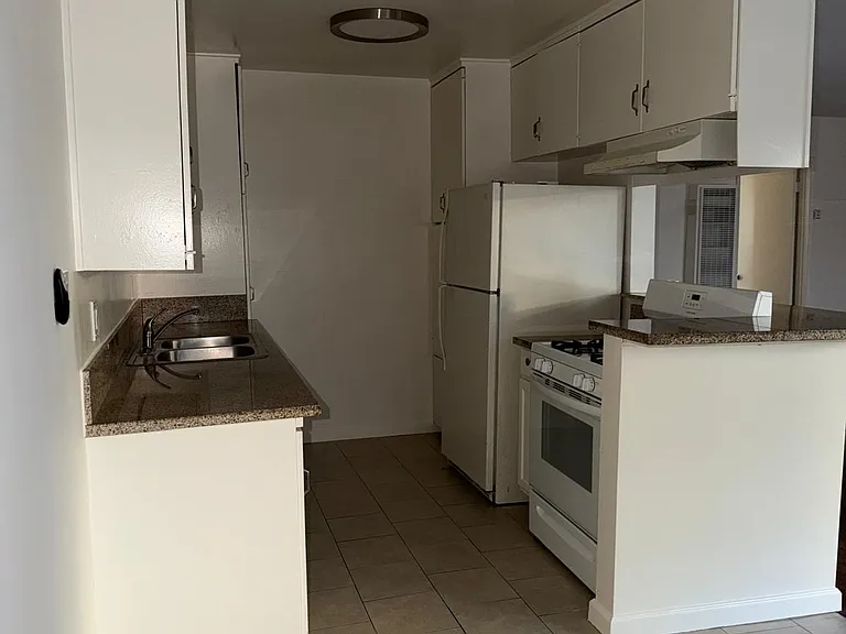 5738 Whitsett Ave. — Photo 4