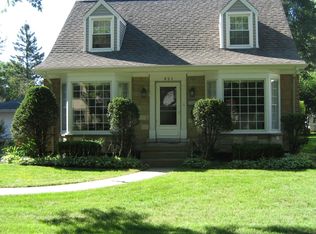 921 Saint James Pl, Park Ridge, IL 60068