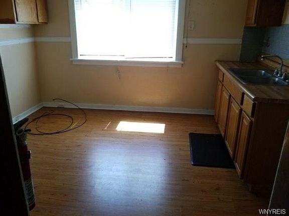 4th image of 37 Wright Ave