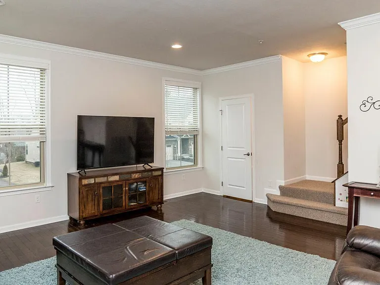 420 Fairmont Dr — Photo 13