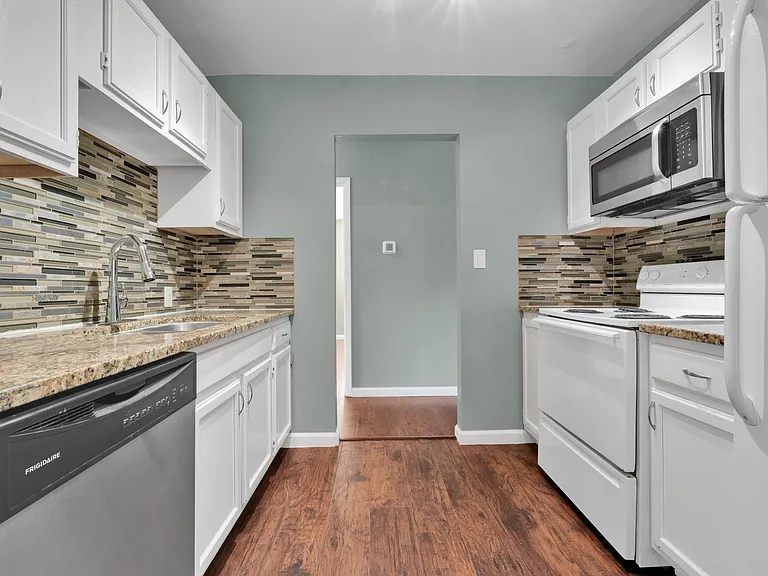 417 E Lindbergh Blvd — Photo 8