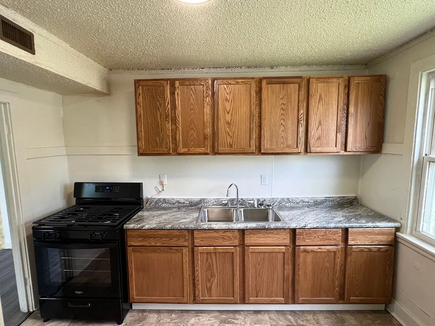 2 Bed 1 Bath Single Family Home — Photo 4