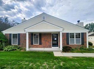 7611 Woodview Dr, Waterford, MI 48327