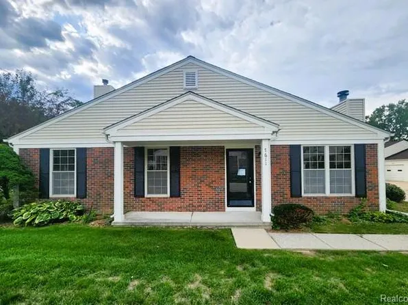 7611 Woodview Dr, Waterford, MI 48327