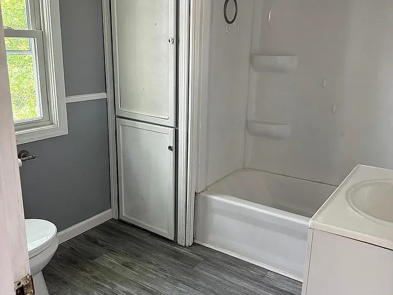 231 Kenmore Ave SE — Photo 6