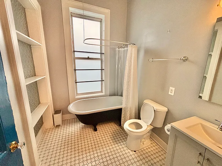 1027 Franklin St — Photo 8