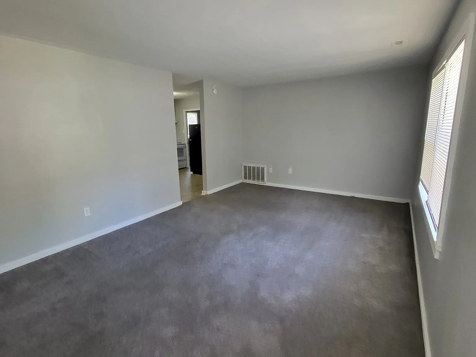 3 bed, 1.0 bath, 981 sqft, $1,125 — Photo 3