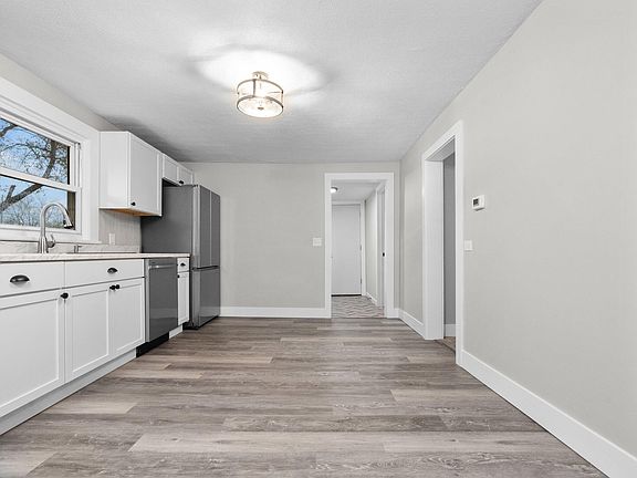 5th image of 909 Elmer St