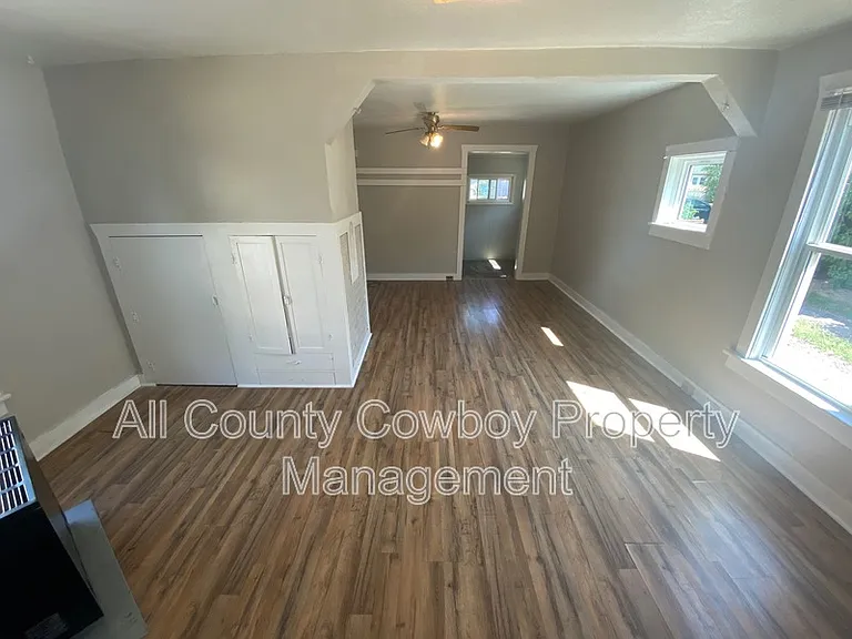 510 E Lewis St — Photo 7