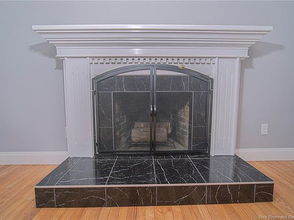 5th image of 150 Surrey Cres