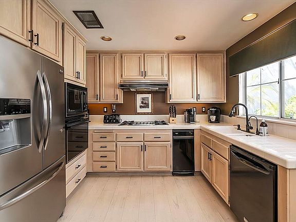 4th image of 24600 Brighton Dr Unit B