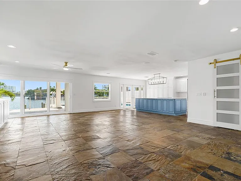 3924 Versailles Dr — Photo 4