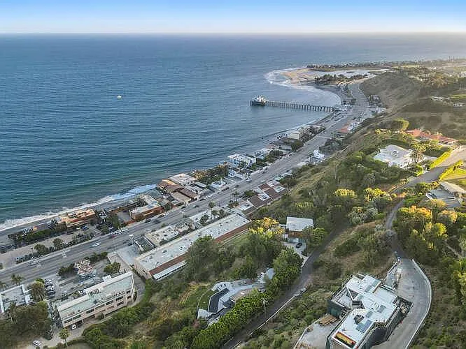 Discover the allure of Malibu Pier, Nobu, Soho House, and Surfrider Beach, just moments away.